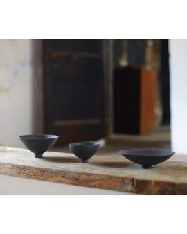 2/ The selection of the first black porcelain pieces, completely made in my summer studio in Soazza. Three sizes, three shapes. I am happy with the result. At the moment some of them are AVAILABLE via DM or in my old rooms in Soazza where I work until the end of August. Visits are welcome Friday 12-6 and by appointment.