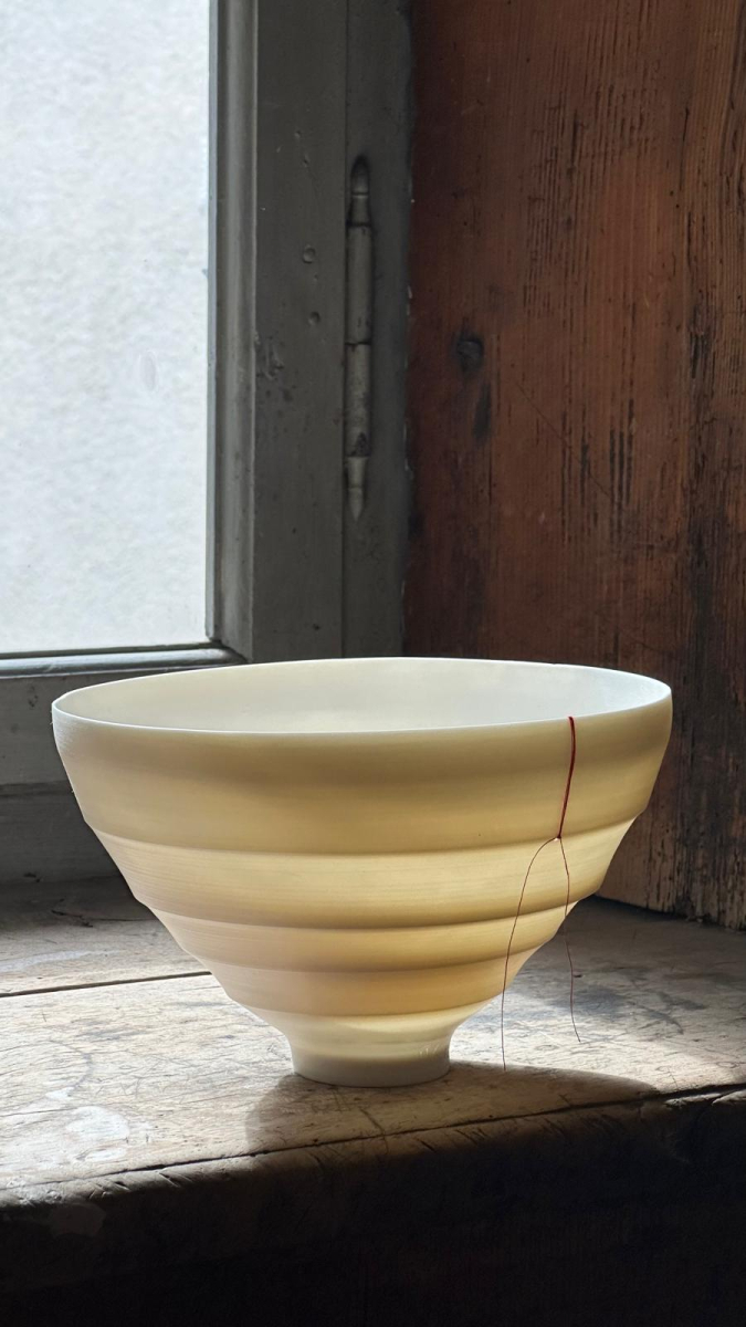 Vessel of the long-standing series ‘don’t protect me – I am fragile anyway.’ Handthrown porcelain bowl. Unglazed. With the red thread. H 11.5cm, d 18cm. June 2024. One of a kind.